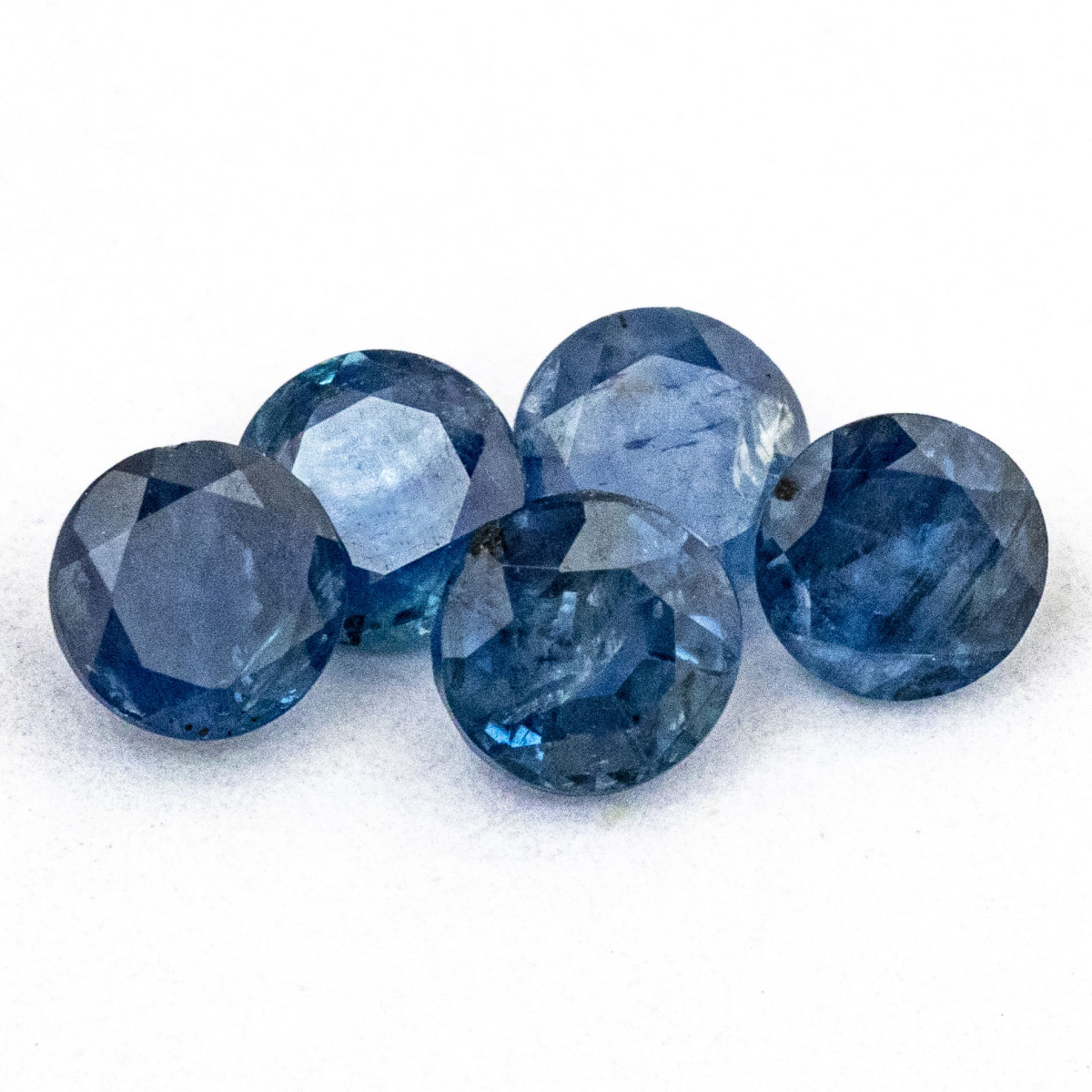 5 blaue Saphire mit 3.3 mm, Gesamtgewicht 0.98 ct