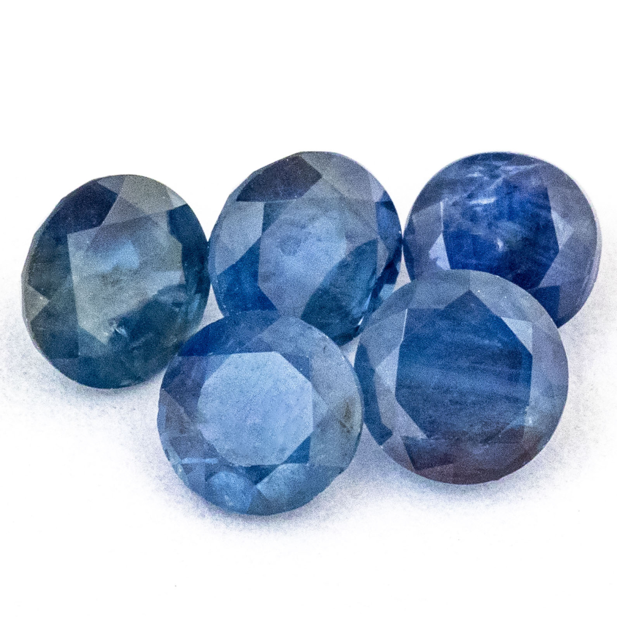 5 blaue Saphire mit 3.3 mm, Gesamtgewicht 1.03 ct