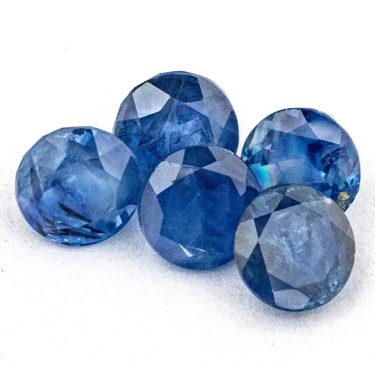 5 blaue Saphire mit 3.3 mm, Gesamtgewicht 1.06 ct