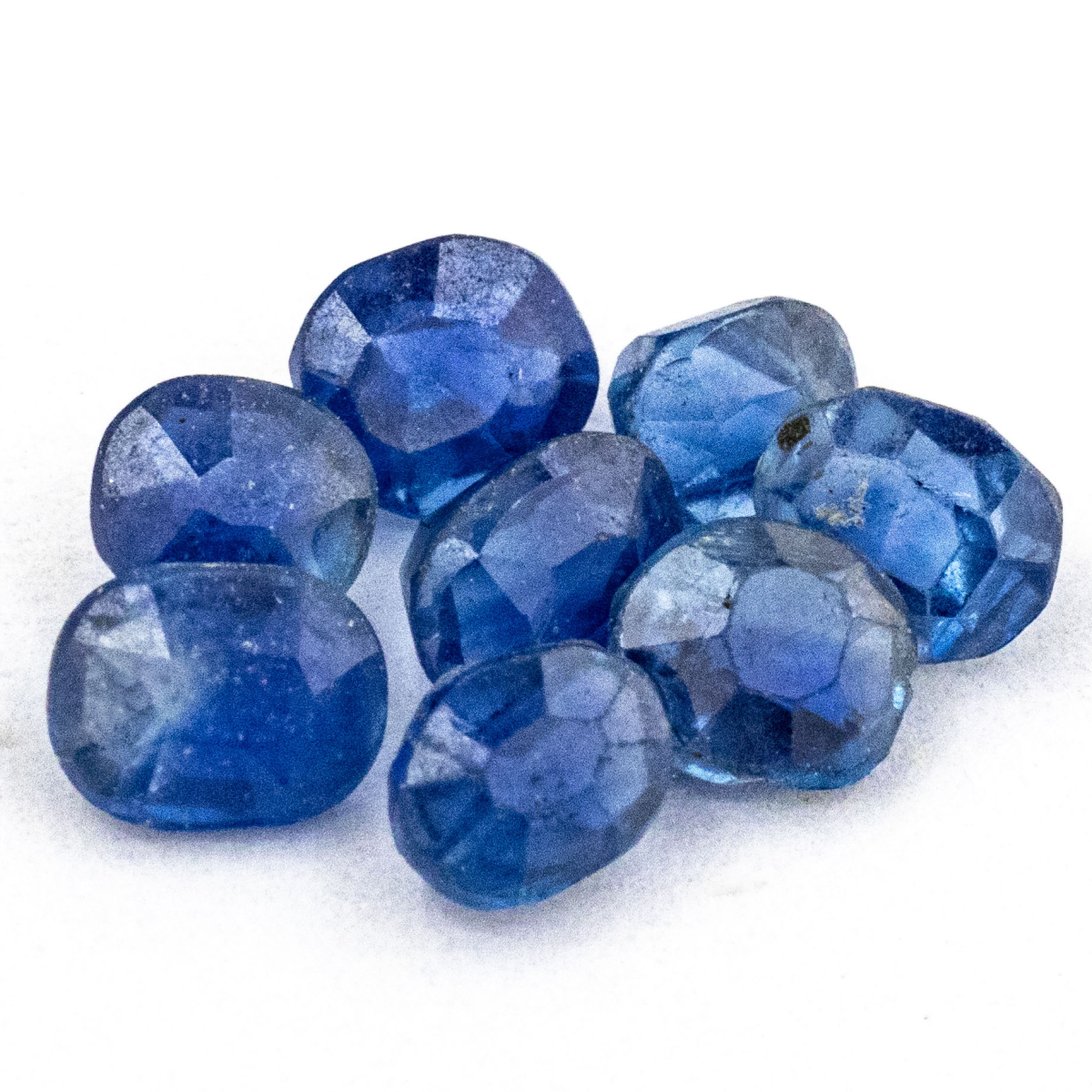 8 blaue Saphire mit 3x2 mm, Gesamtgewicht 1.14 ct