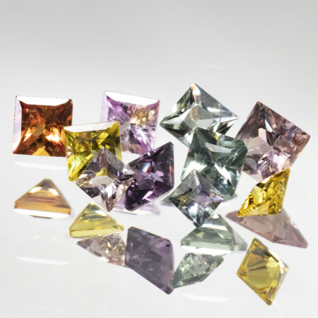 1 Ct Saphire im Princessschliff, 2-2.5 mm
