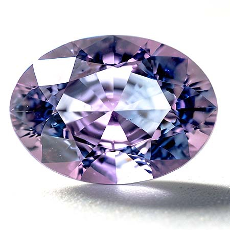 Pinkvioletter Tansanit mit 0.63 Ct