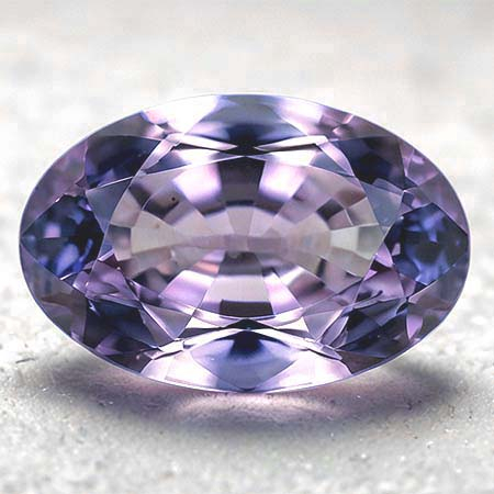 Pinkvioletter Tansanit mit 0.67 Ct