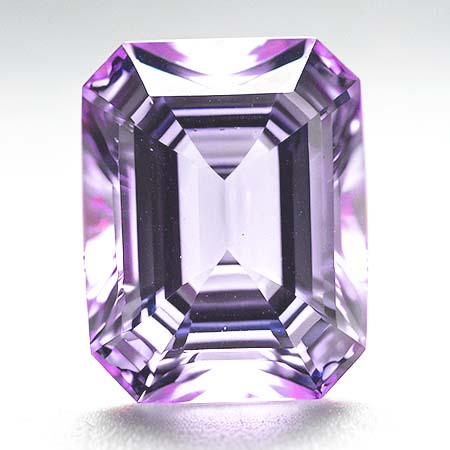 Pinkvioletter Tansanit mit 0.86 Ct