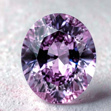 Pinkvioletter Tansanit mit 1.37 Ct