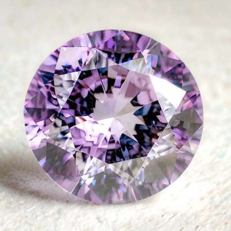 Pinkvioletter Tansanit mit 0.47 Ct