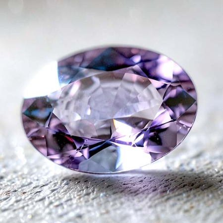 Pinkvioletter Tansanit mit 0.73 Ct
