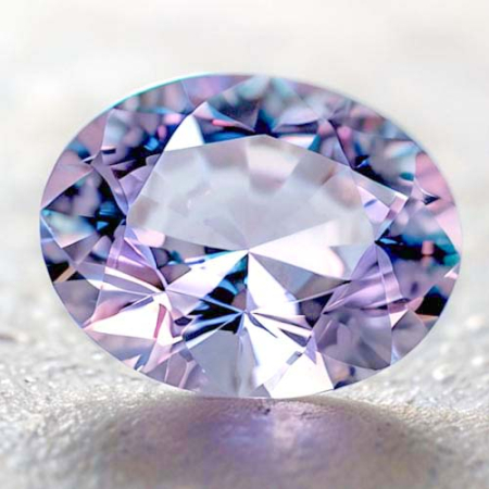Pinkvioletter Tansanit mit 0.82 Ct