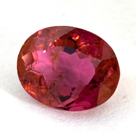 Purpurfarbener Turmalin mit 1.35 Ct