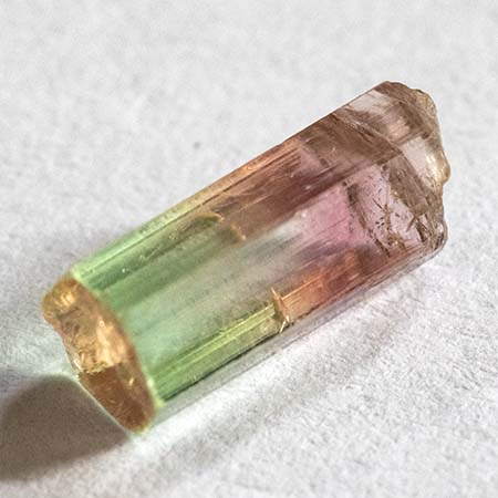 Bicolor Turmalin Kristall mit 1.31 Ct, schleifwürdige Qualität