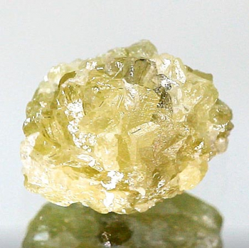 Gelber Rohdiamant mit 3.34 Ct, gebohrt