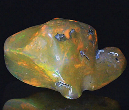 Polierter Opalkristall mit 11.07 Ct