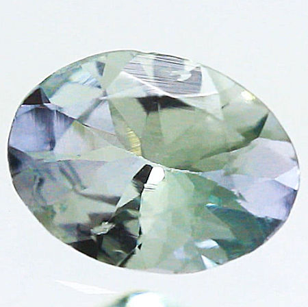 Bicolor Tansanit mit 0.63 Ct, unbehandelt