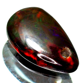Schwarzer Opal mit 1.46 Ct, gebohrt