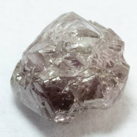 Pinkfarbener Rohdiamant mit 0.40 Ct
