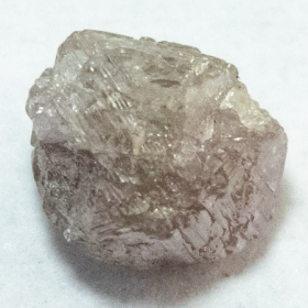 Pinkfarbener Rohdiamant mit 0.44 Ct