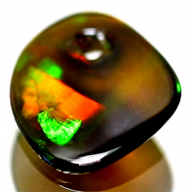 Schwarzer Opal mit 0.61 Ct, AAA Qualität, gebohrt