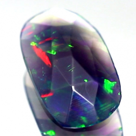 Schwarzer Welo-Opal im Rosenschliff mit 0.70 Ct, AAA Grade