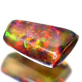 Schwarzer Opal mit 0.88 Ct, AAA Grade