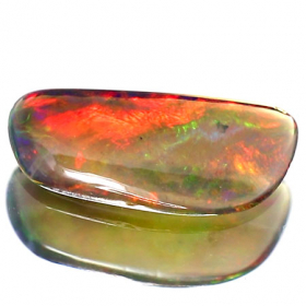 Schwarzer Opal mit 0.90 Ct, AAA Grade