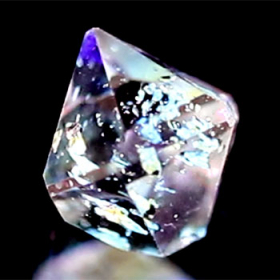 Petroleum Quarz mit 1.02 Ct, fluoreszierend