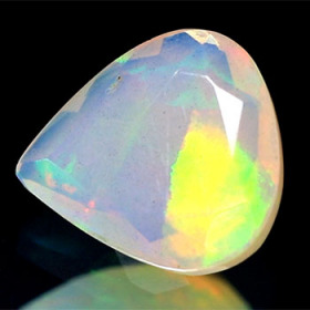 Facettierter Welo-Opal mit 1.31 Ct, leicht beschädigt