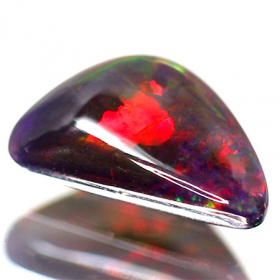 Schwarzer Opal mit 1.35 Ct, AAA Grade