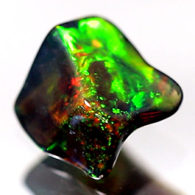 Schwarzer Opal-Kristall 1.85 Ct, AAA Grade, poliert