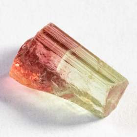 Bicolor Turmalin Kristall mit 1.89 Ct, schleifwürdige Qualität