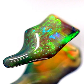 Schwarzer Opal-Kristall 1.98 Ct, AAA Grade, poliert