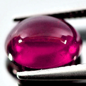 Rhodolit im Cabochonschliff mit 4.7 - 4.8 mm