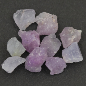 10 Hackmanit Kristalle 13.82 Ct, fluoreszierend