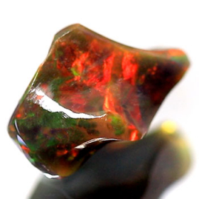 Schwarzer Opal-Kristall 2.28 Ct, AAA Grade, poliert