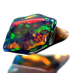 Schwarzer Opal-Kristall 2.37 Ct, AAA Grade, poliert