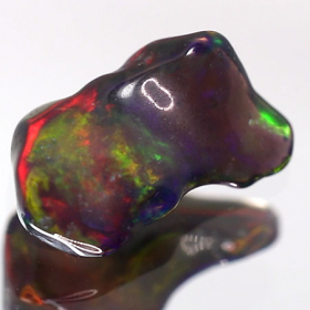 Schwarzer Opal-Kristall 2.42 Ct, poliert