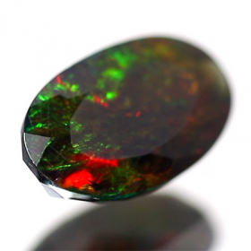 Schwarzer Opal mit 2.62 Ct - facettiert
