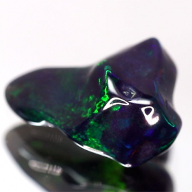 Schwarzer Opal-Kristall 3.28 Ct, poliert