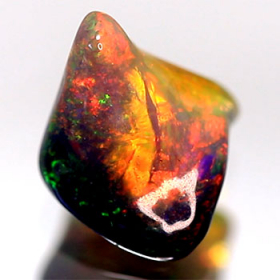 Schwarzer Opal-Kristall 3.52 Ct, AAA Grade, poliert