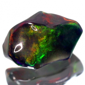 Schwarzer Opal-Kristall 3.81 Ct, poliert