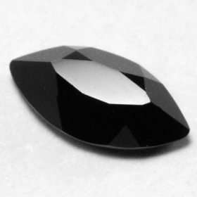 Onyx mit 6 x 3 mm im modifizierten Navetteschliff
