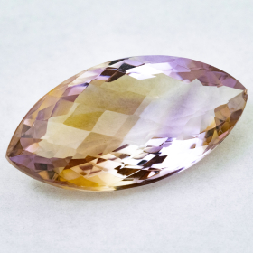 Ametrin mit 17.04 Ct, leicht beschädigt