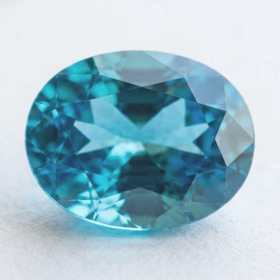 Neonblauer Apatit mit 0.79 Ct, leicht beschädigt