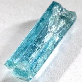 Santa Maria farbener Aquamarin-Kristall mit 3.18 Ct
