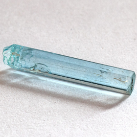 Santa Maria farbener Aquamarin-Kristall mit 1.77 Ct