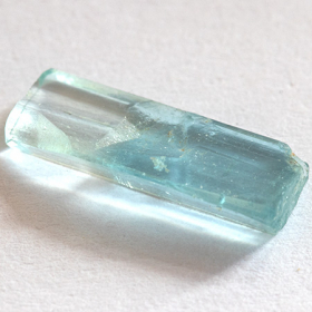 Santa Maria farbener Aquamarin-Kristall mit 1.97 Ct