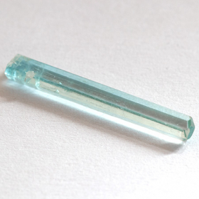 Santa Maria farbener Aquamarin-Kristall mit 2.01 Ct