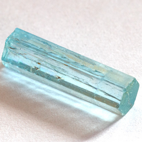 Santa Maria farbener Aquamarin-Kristall mit 4.53 Ct