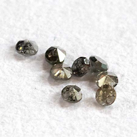 7 Diamanten im Rundschliff mit 0.6 - 0.8 mm