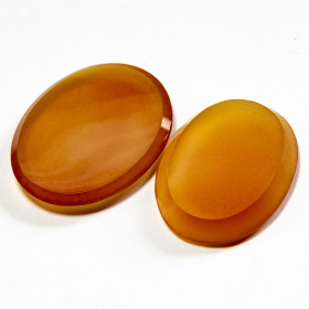 2 Karneole mit insgesamt 10.75 Ct