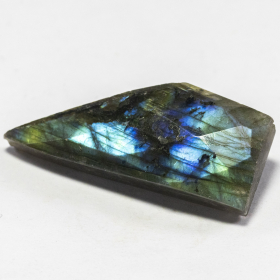 Labradorit im Rosenschliff mit 27.47 Ct